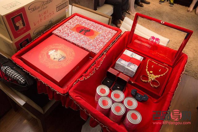 <h3>农村结婚礼物盒的摆放传统与讲究</h3>