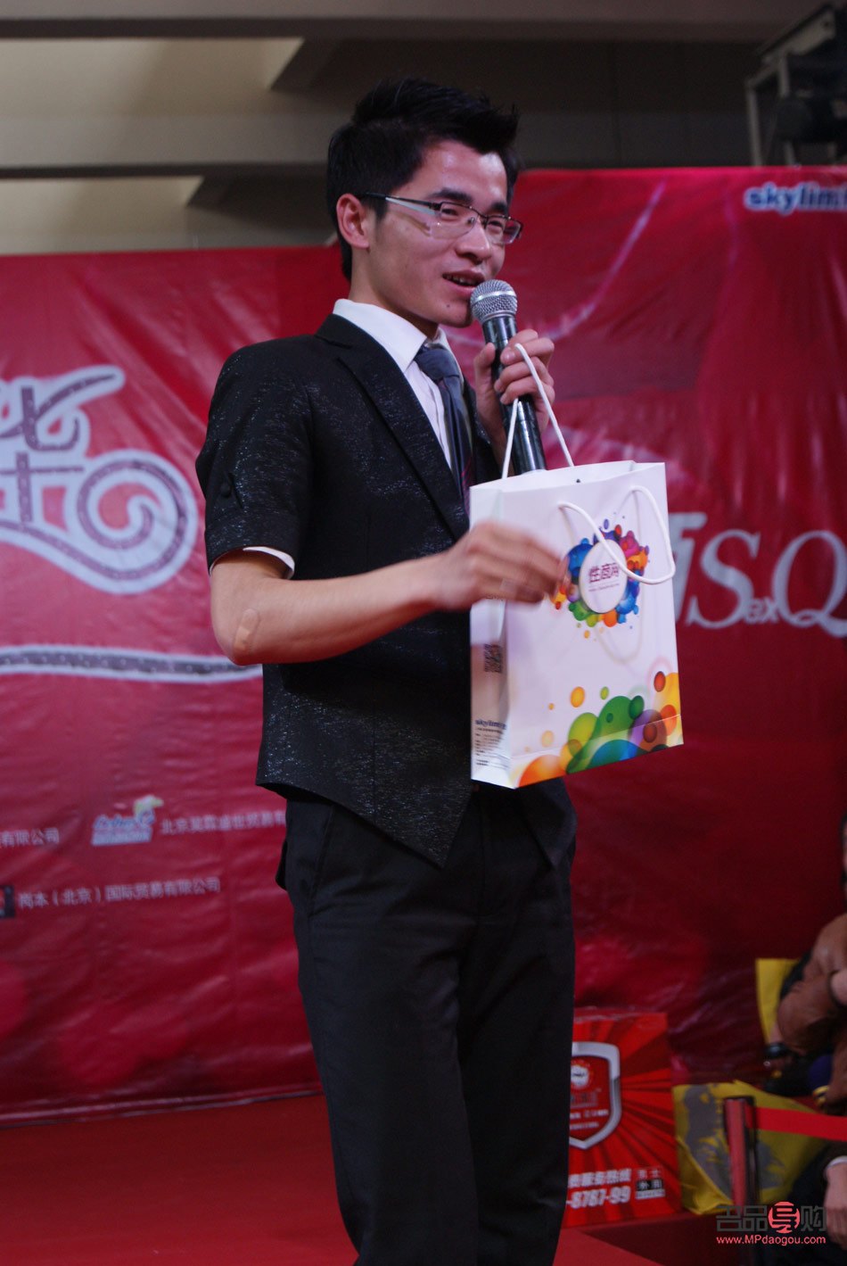 送主持人什么礼物好(送主持人什么礼物好女生)