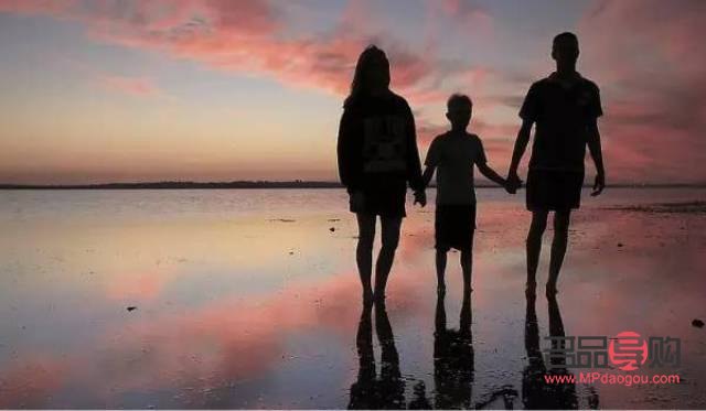 当男生送给你礼物时，背后的深意与礼物的选择