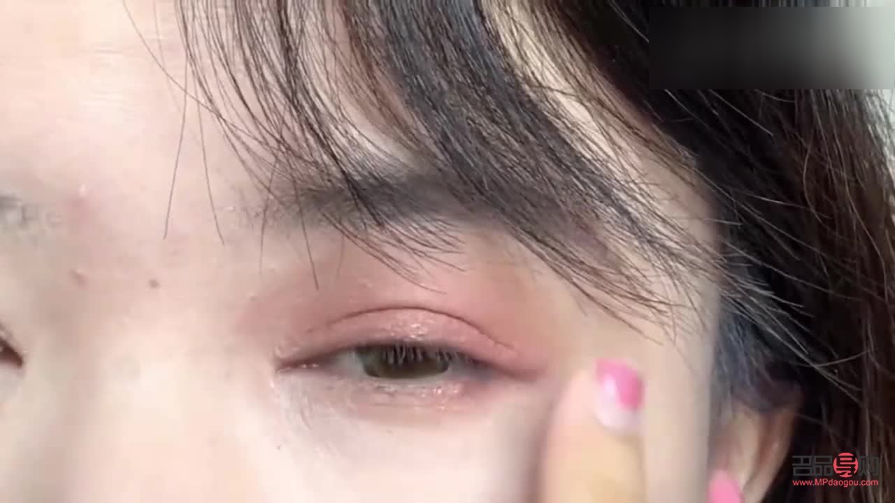 眼影的教程视频(眼影教程视频初学者)