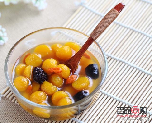 眼窝凹陷的食疗秘籍：吃什么让眼部恢复饱满？