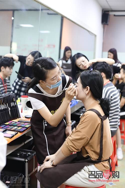 彩妆讲师如何讲课(彩妆讲师如何讲课的)