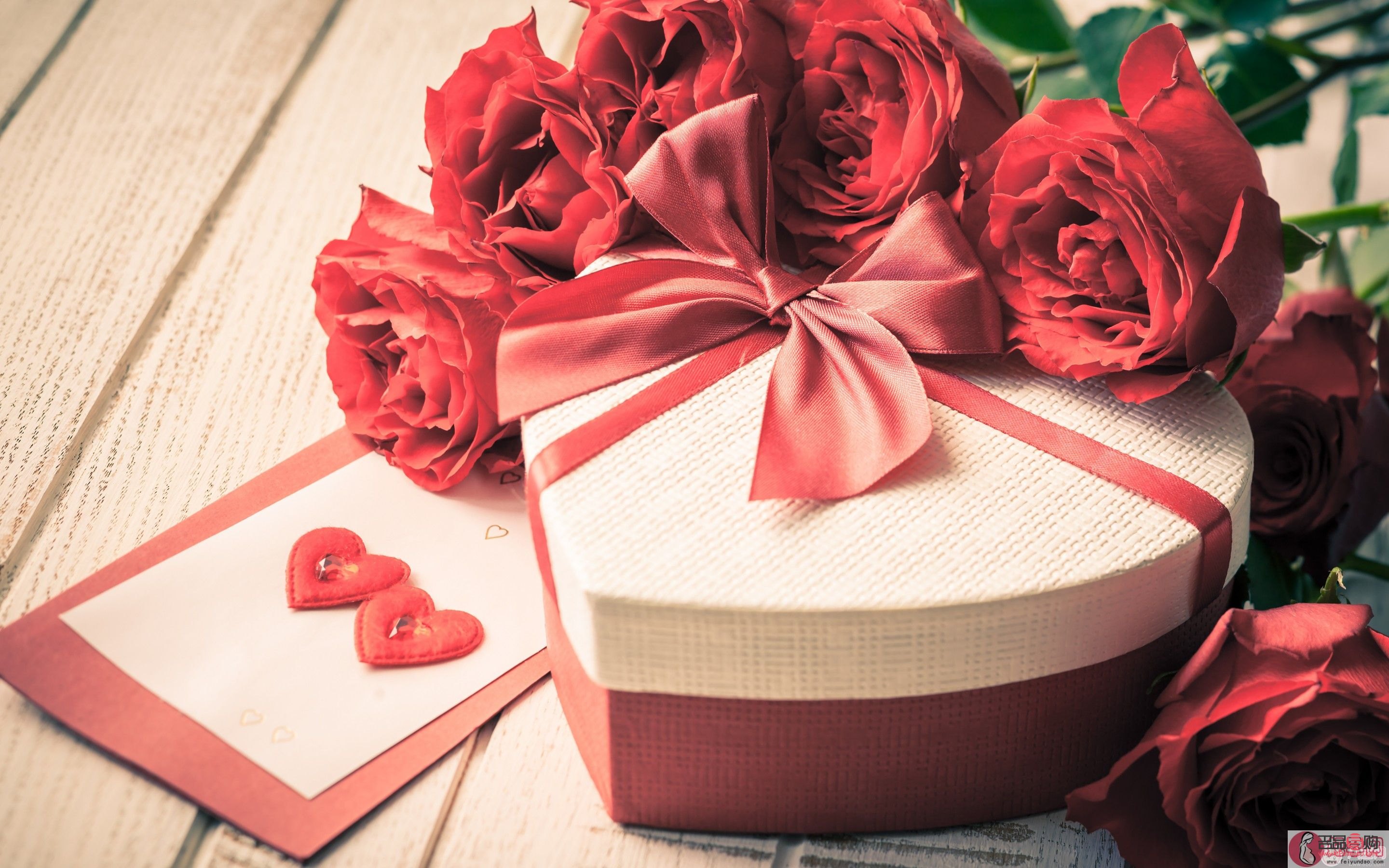 情侣情人节送什么礼物(情侣情人节送什么礼物好)