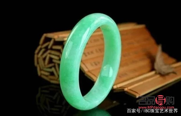 金店的翡翠手镯是真的吗(翡翠最不值钱的颜色)