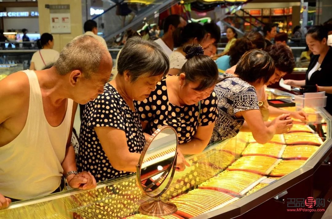 买金到银行还是金店(买金去银行买好还是金店好?)