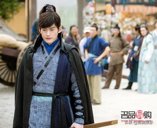 <h3>男生画眼线还是眼影：探讨男性化妆的新趋势</h3>