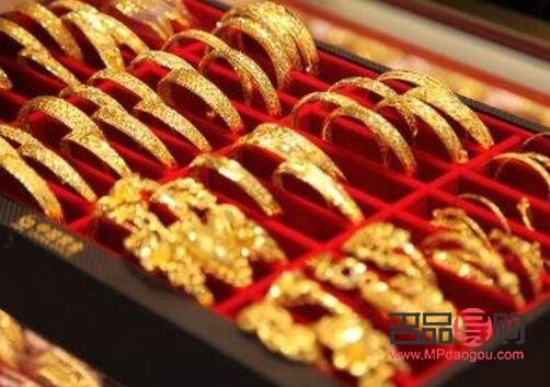 <h3>黄金回收价格揭秘：金店回收黄金多少钱一克？</h3>