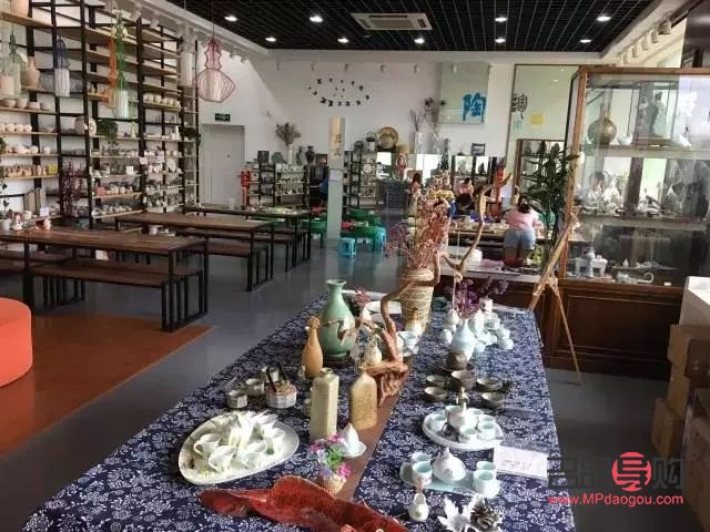 年轻人眼睛出现飞蚊症(年轻人眼睛出现飞蚊症怎么治疗)