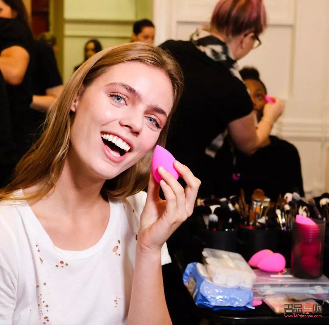 <h3>彩妆蛋如何打粉底——打造无瑕肌肤的秘密武器</h3>