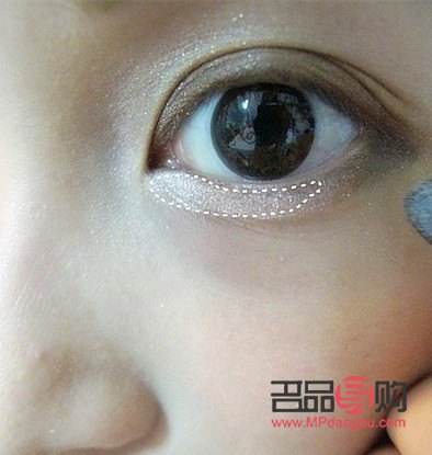 初学者淡妆化妆步骤涂眼影(初学者淡妆化妆步骤涂眼影可以吗)