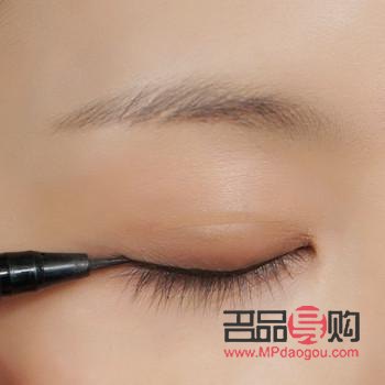 初学者淡妆教程：轻松掌握画眼线技巧