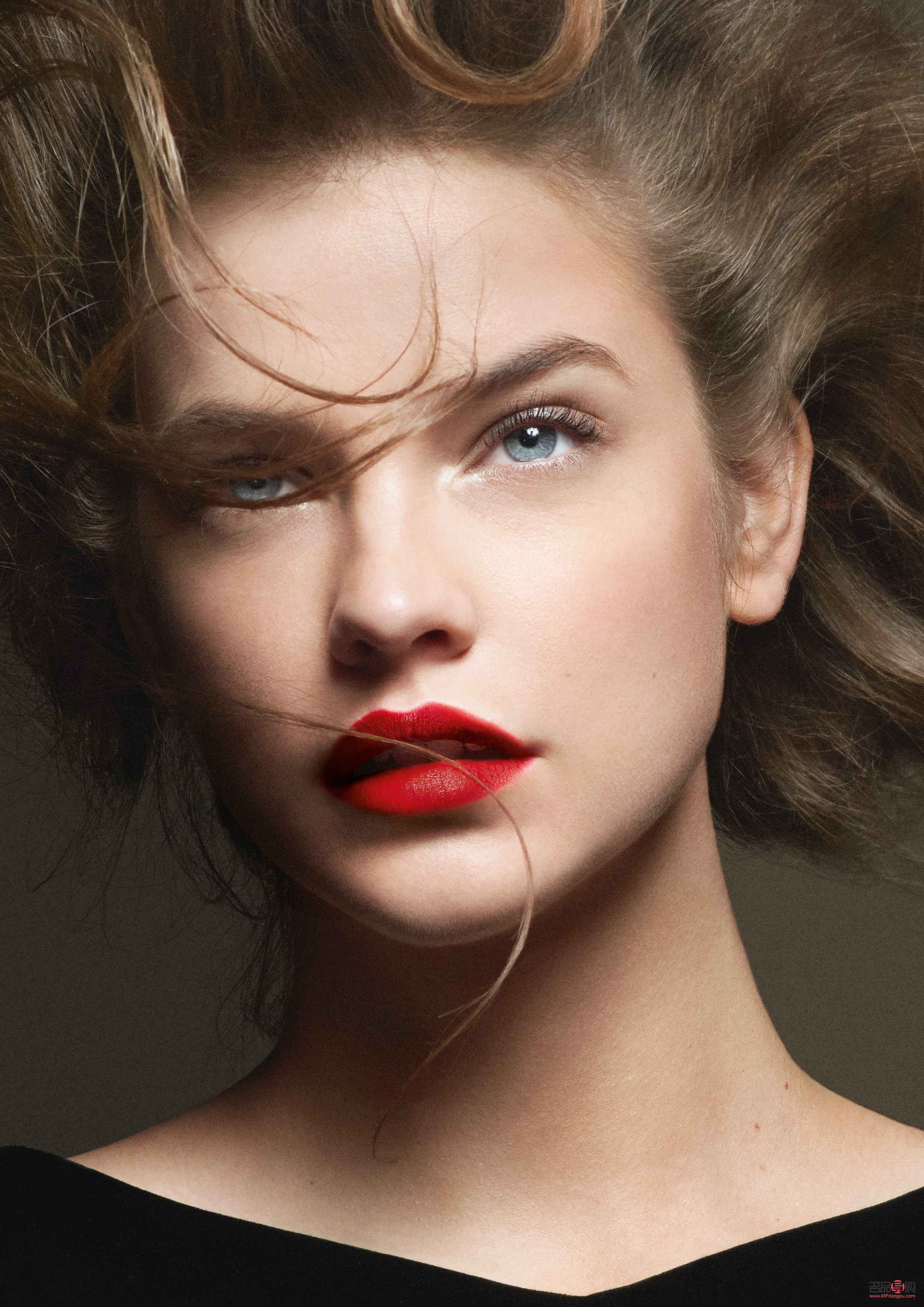 <h1>彩妆打底技巧大揭秘：打造完美妆容的基石</h1>