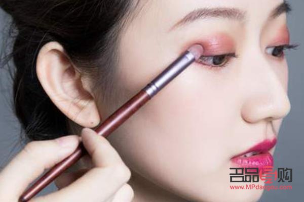 彩妆怎么用的(彩妆怎么用的视频教程)