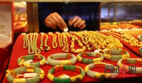 为什么银行的金价比金店便宜那么多(为什么银行的金价比金店便宜那么多呢)