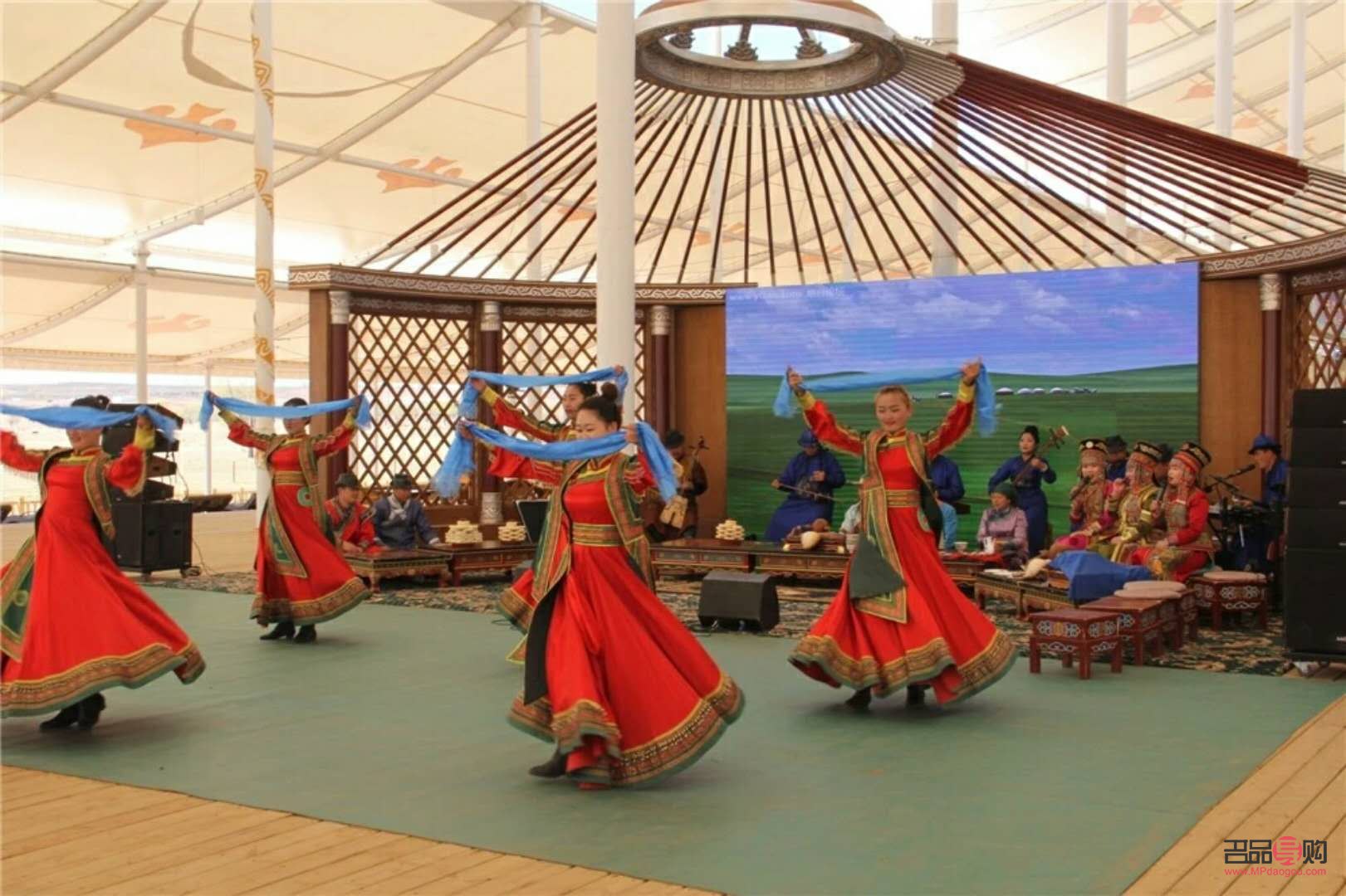 <h3>赠礼于新郎，言辞之中传递祝福与喜悦</h3>