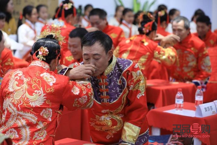 赠礼于新郎，言辞之中传递祝福与喜悦