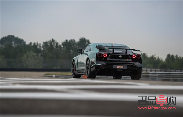 <h3>牛马身体护理的重要性及实践方法</h3>