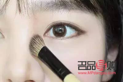 <h3>新月形眼睛女星代表：魅力独特的影视之花</h3>