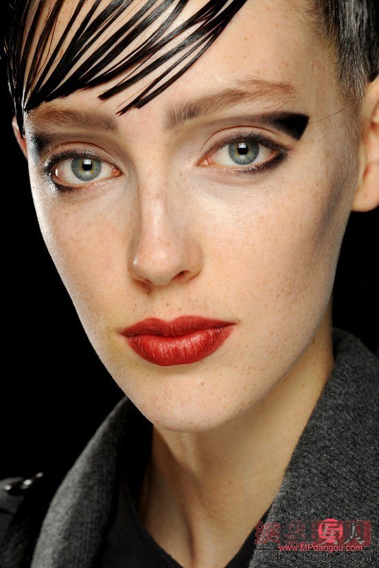 新月形眼睛女星代表：魅力独特的影视之花