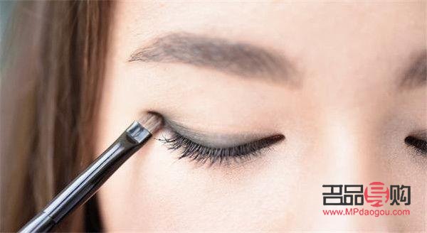怎么用眼线刷画眼线的视频(怎么用眼线刷画眼线的视频教程) 怎么用眼线刷画眼线的视频(怎么用眼线刷画眼线的视频教程)