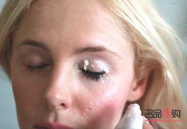 <h3>彩妆变黑秘诀大公开</h3>