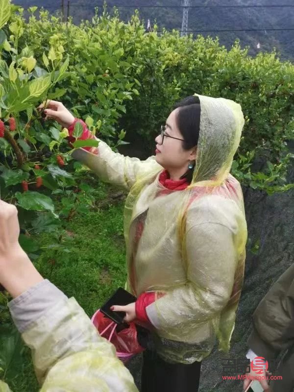 送女神礼物写什么赠语(送女神礼物写什么赠语好)