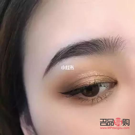 <h3>彩妆技巧：如何巧妙掩饰肿眼，打造迷人眼妆</h3>