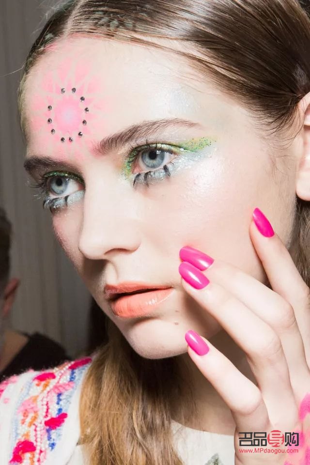 <h3>彩妆盘化妆全攻略：打造完美妆容的步骤与技巧</h3>