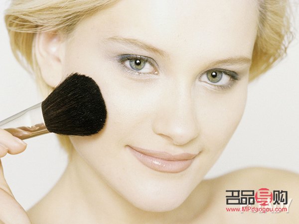 化完彩妆怎么定妆(化完彩妆怎么定妆比较好)