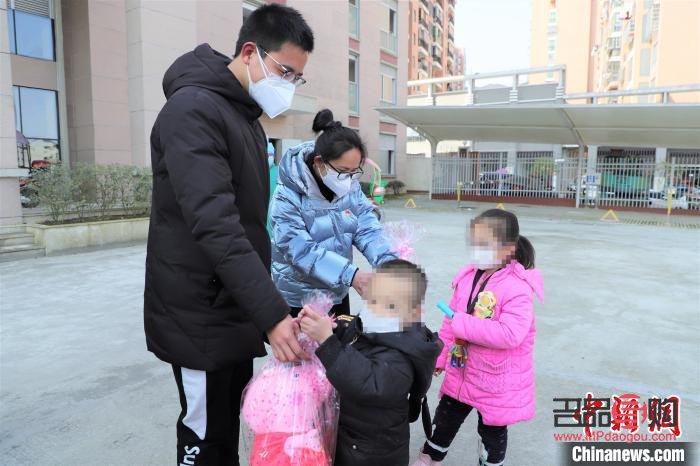 <h3>朋友出院送什么礼物好</h3>