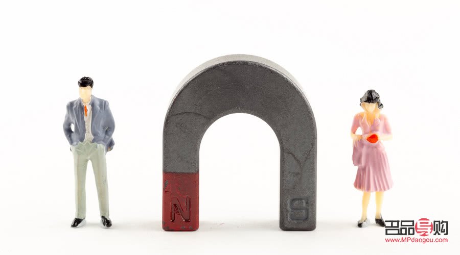 <h3>异性间送礼之道：避免尴尬，慎选心意</h3>