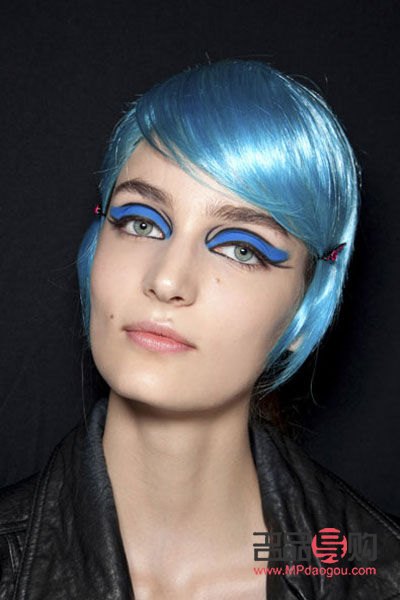 <h3>化妆教程:打造神秘蓝色眼妆,让你瞬间拥有迷人蓝眸</h3> <h3>化妆教程:打造神秘蓝色眼妆,让你瞬间拥有迷人蓝眸</h3>