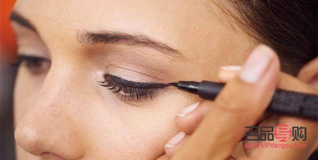 打造完美眼妆，你需要这些工具和化妆品
