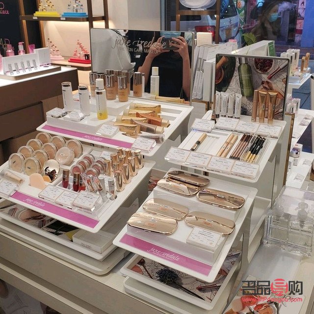 <h3>彩妆摊位摆设艺术</h3>