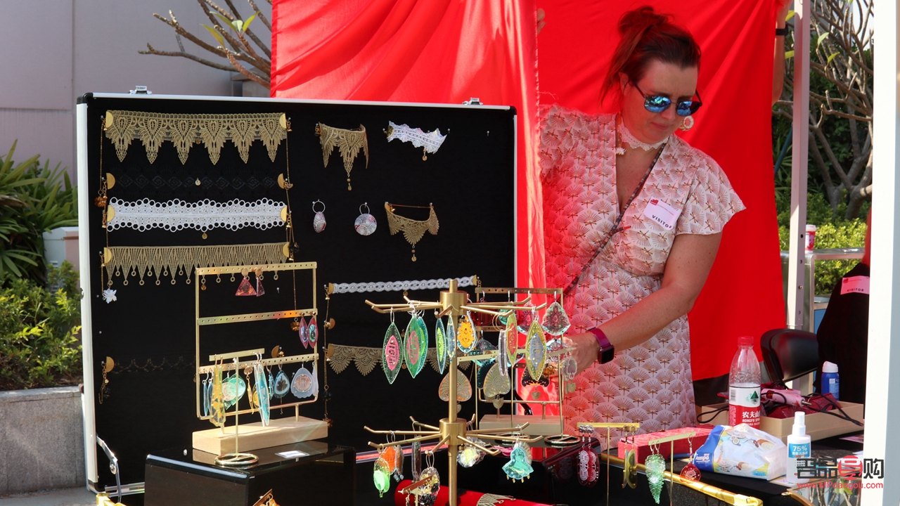 <h3>彩妆摊位摆设艺术</h3>