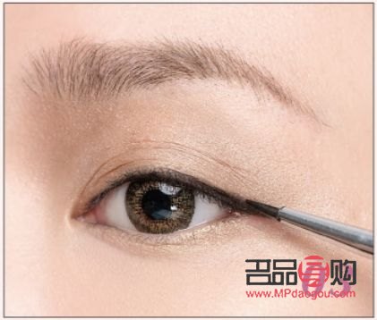 眼线画法大揭秘：轻松掌握画眼线的技巧