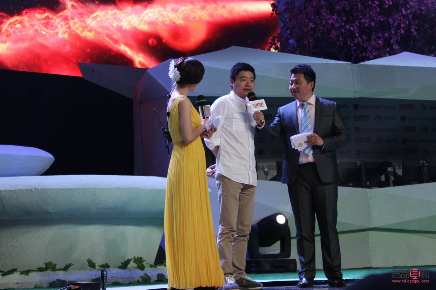 送主持人什么礼物(送主持人什么礼物合适)