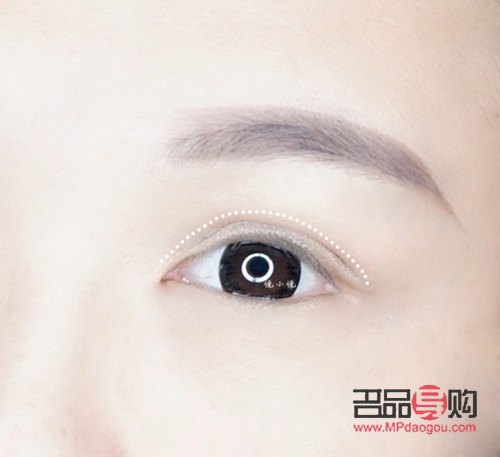 <h3>淡妆之选:眼线与睫毛膏的细致比较</h3> <h3>淡妆之选:眼线与睫毛膏的细致比较</h3>