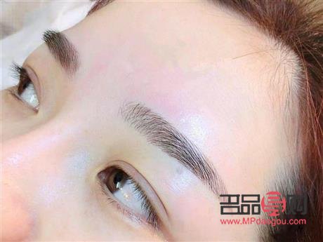 美容院做眼线：专业之选还是风险之旅？