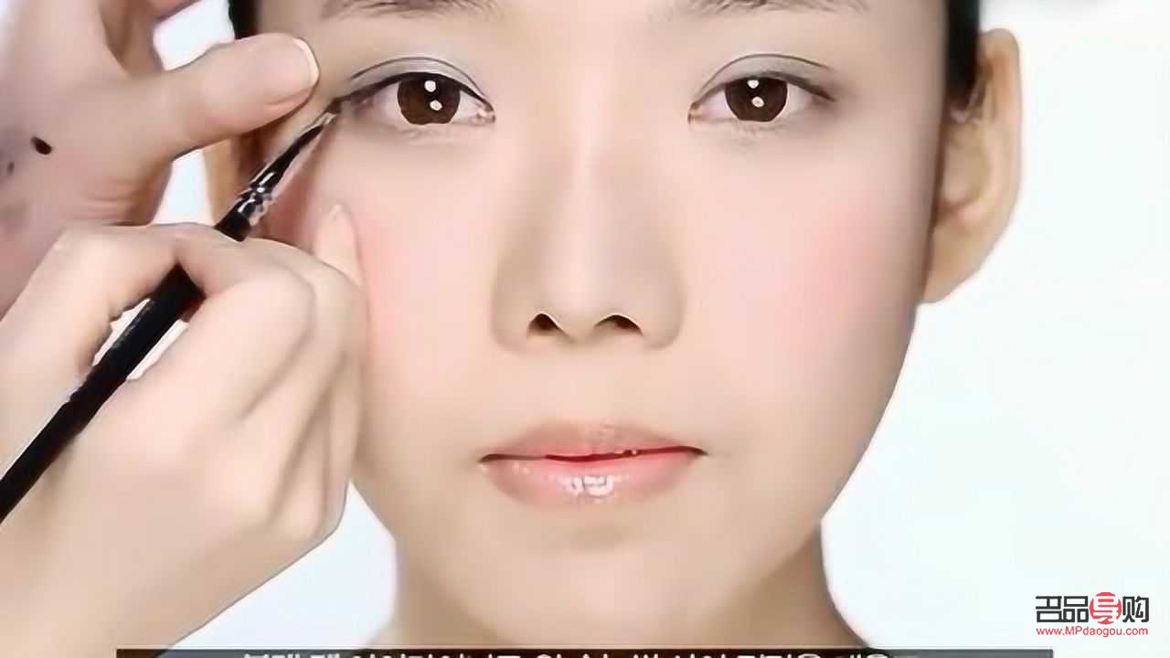 <h3>裸妆彩妆的魅力与技巧</h3>