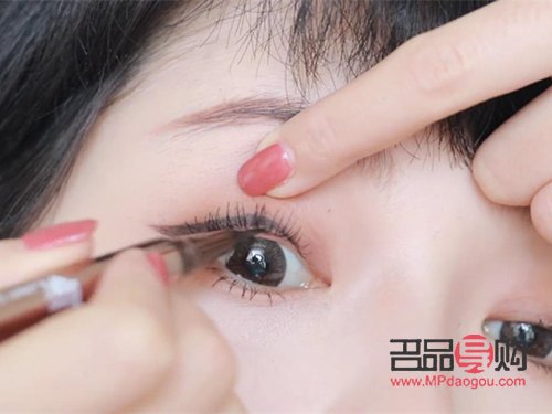 COS男妆眼线教程：打造深邃眼神的秘密武器