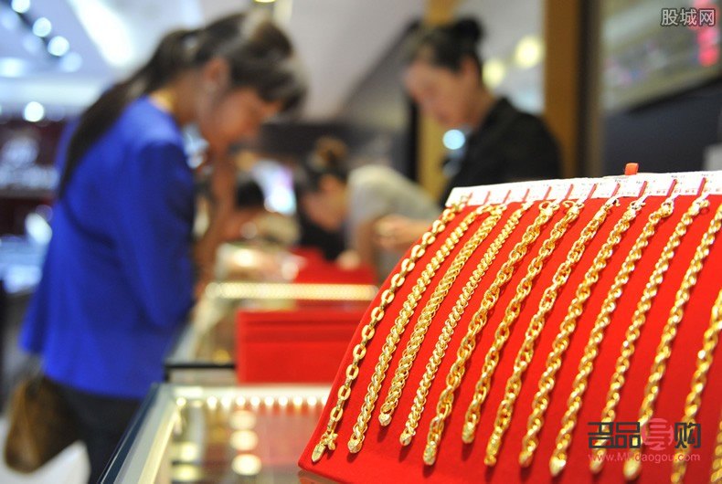 18k金拿到金店卖可以吗(在金店买的18k金能换成黄金吗?)