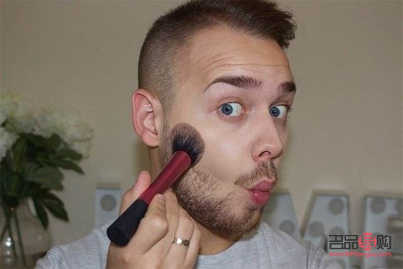 男人如何化彩妆(男人如何化彩妆好看)