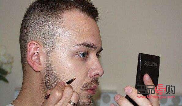 男人如何化彩妆(男人如何化彩妆好看)