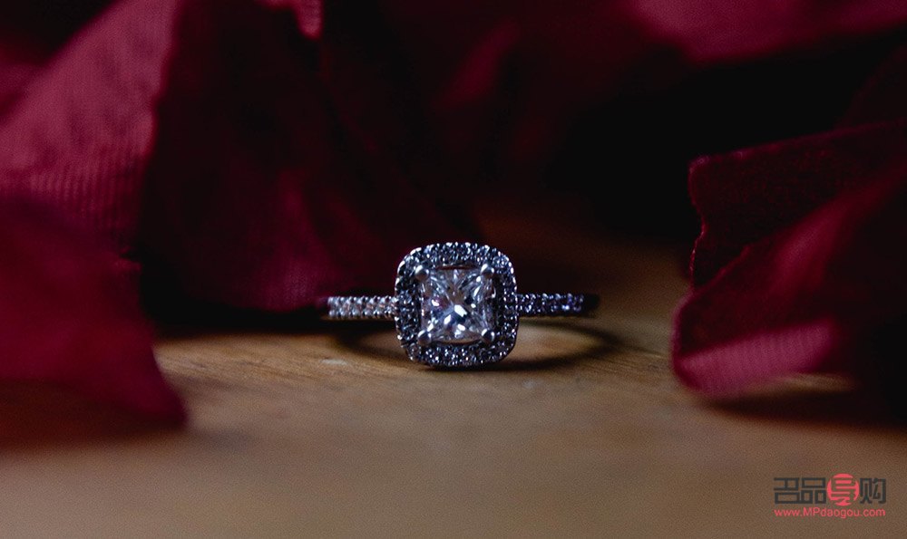 <h3>萃华金店钻戒</h3>