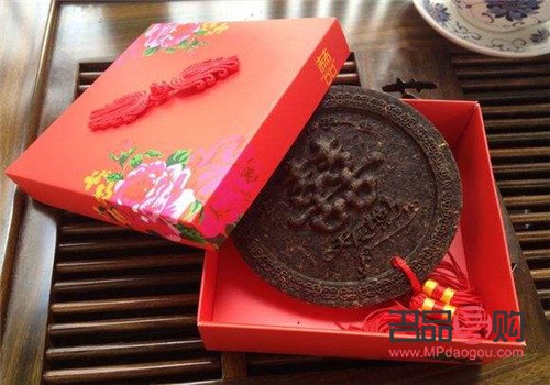 1万块新婚礼物给谁(1万块新婚礼物给谁买)