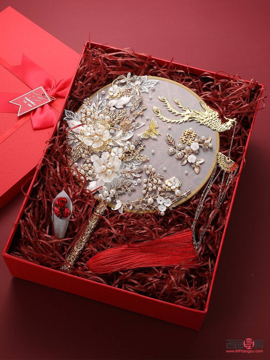 送新娘什么礼物好(送新娘什么礼物好除了餐具扇子)