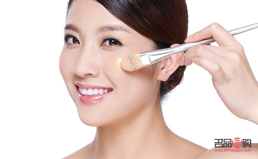<h3>彩妆底妆技巧大揭秘：打造完美无瑕妆容</h3>