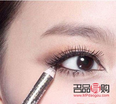 掌握眼线技巧，轻松打造魅力电眼