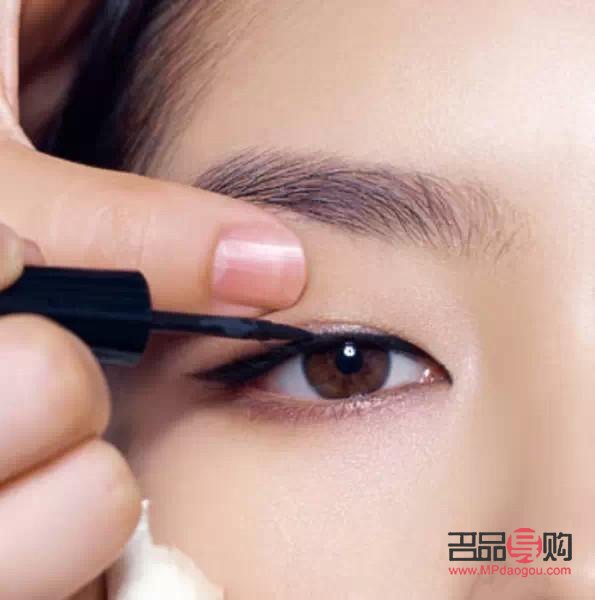 掌握眼线技巧，轻松打造魅力电眼